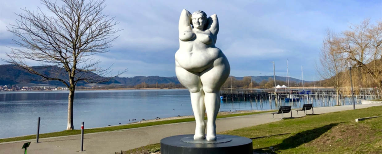 Illustratie: weegschaal en voedsel, Overgewicht